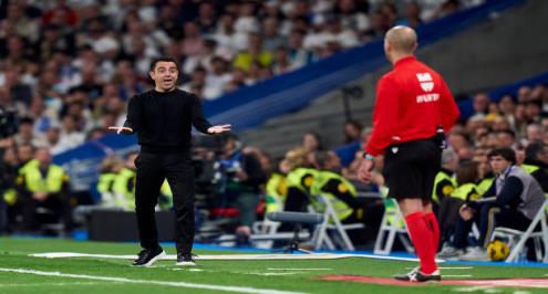 رسميًا.. تشافي يعلن استمراره مدربًا لبرشلونة